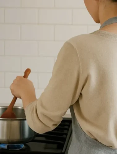 Μια γυναίκα μαγειρεύει