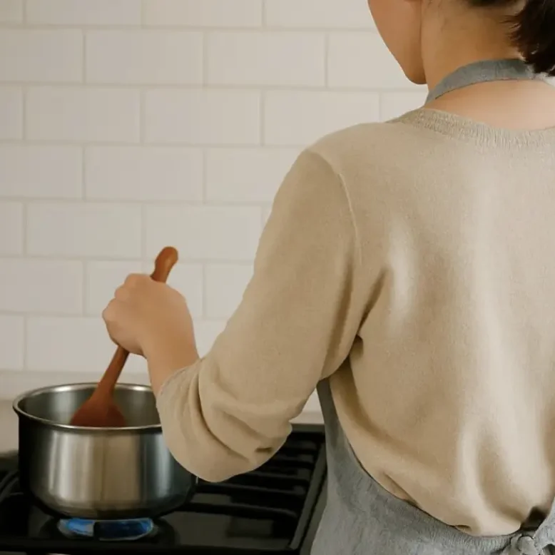 Μια γυναίκα μαγειρεύει