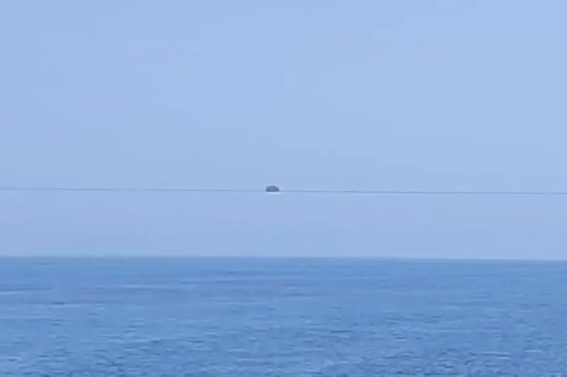 Ένα πλοίο πετά πάνω από τη θάλασσα και τρέλανε κόσμο
