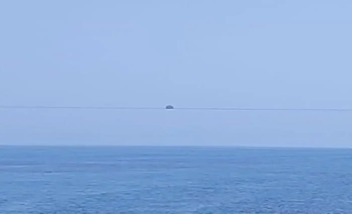 Ένα πλοίο πετά πάνω από τη θάλασσα και τρέλανε κόσμο