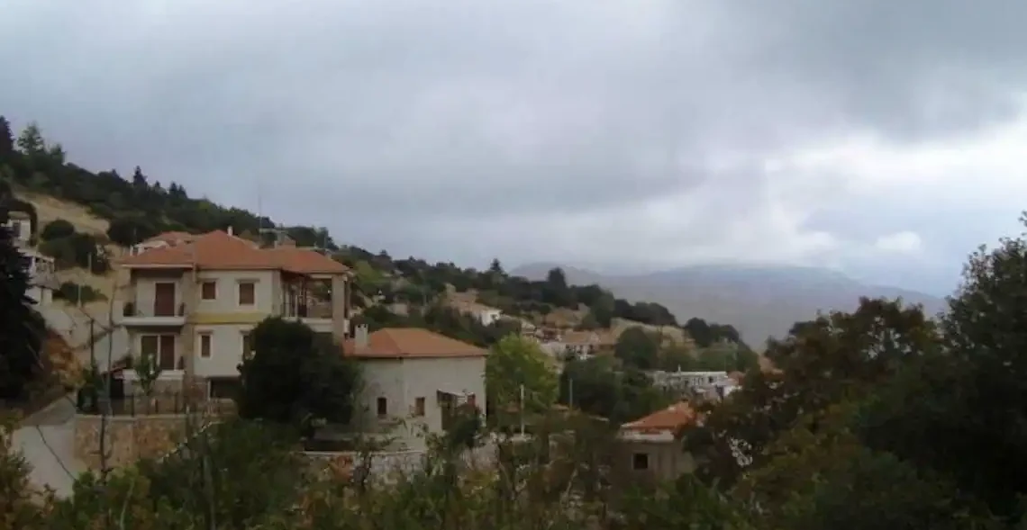 Χτισμένη σε υψόμετρο, προσφέρει μαγευτική θέα στους γύρω λόφους και τις κοιλάδες, ενώ οι πυκνές δασώδεις εκτάσεις δημιουργούν ένα φυσικό καταφύγιο γεμάτο ζωή.