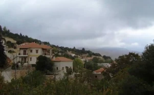 Χτισμένη σε υψόμετρο, προσφέρει μαγευτική θέα στους γύρω λόφους και τις κοιλάδες, ενώ οι πυκνές δασώδεις εκτάσεις δημιουργούν ένα φυσικό καταφύγιο γεμάτο ζωή.