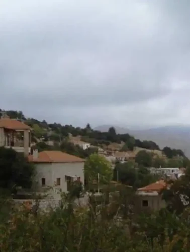 Χτισμένη σε υψόμετρο, προσφέρει μαγευτική θέα στους γύρω λόφους και τις κοιλάδες, ενώ οι πυκνές δασώδεις εκτάσεις δημιουργούν ένα φυσικό καταφύγιο γεμάτο ζωή.