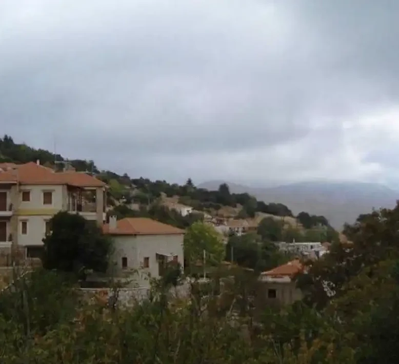 Χτισμένη σε υψόμετρο, προσφέρει μαγευτική θέα στους γύρω λόφους και τις κοιλάδες, ενώ οι πυκνές δασώδεις εκτάσεις δημιουργούν ένα φυσικό καταφύγιο γεμάτο ζωή.