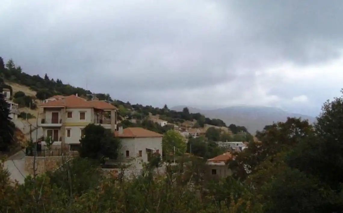 Χτισμένη σε υψόμετρο, προσφέρει μαγευτική θέα στους γύρω λόφους και τις κοιλάδες, ενώ οι πυκνές δασώδεις εκτάσεις δημιουργούν ένα φυσικό καταφύγιο γεμάτο ζωή.