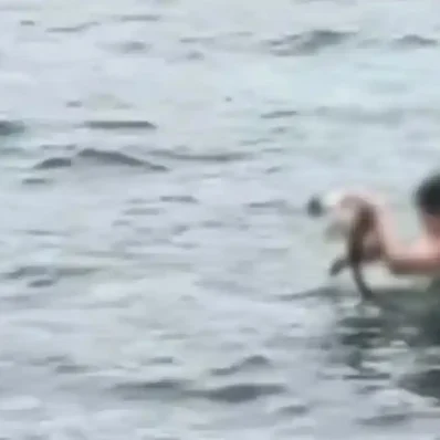 Γυναίκα στη θάλασσα