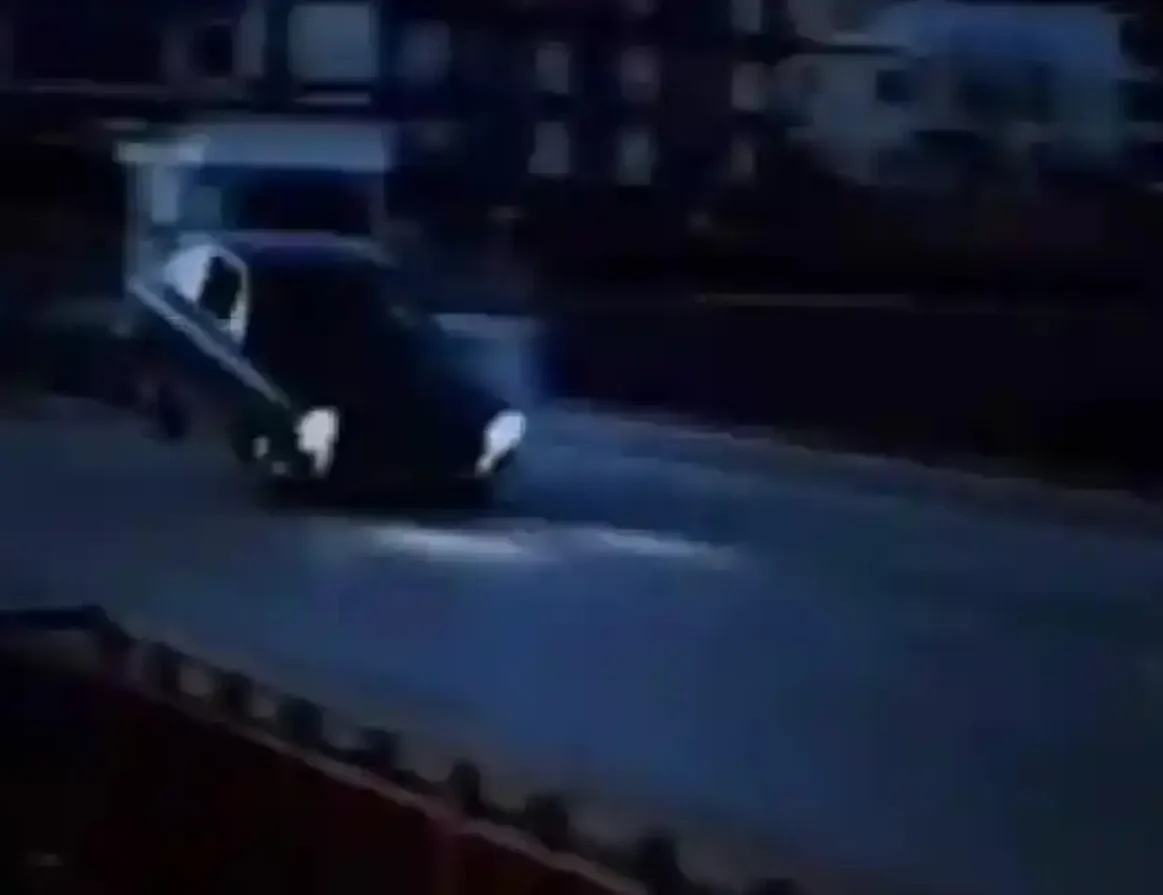 Αυτοκίνητο φαίνεται να πετά πάνω από την παλιά γέφυρα της Χαλκίδας σε σκηνή από την ταινία Death On the Run (1967)