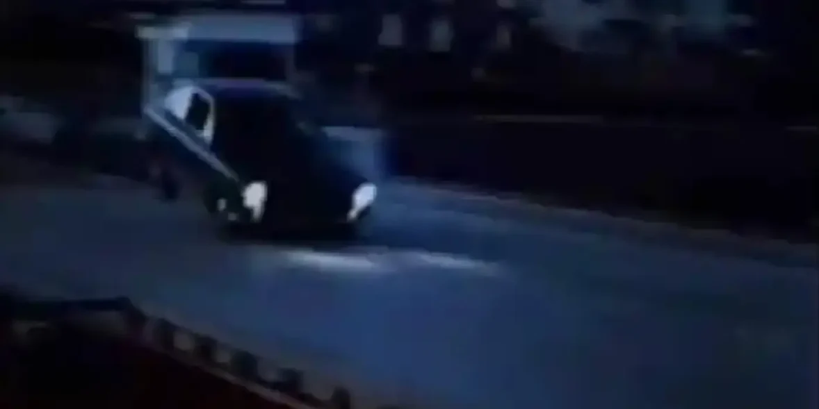 Αυτοκίνητο φαίνεται να πετά πάνω από την παλιά γέφυρα της Χαλκίδας σε σκηνή από την ταινία Death On the Run (1967)