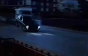 Αυτοκίνητο φαίνεται να πετά πάνω από την παλιά γέφυρα της Χαλκίδας σε σκηνή από την ταινία Death On the Run (1967)