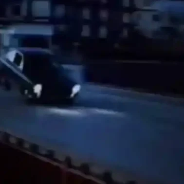 Αυτοκίνητο φαίνεται να πετά πάνω από την παλιά γέφυρα της Χαλκίδας σε σκηνή από την ταινία Death On the Run (1967)