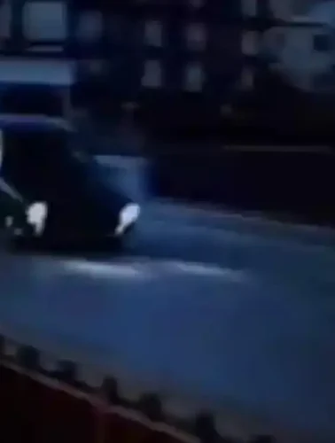 Αυτοκίνητο φαίνεται να πετά πάνω από την παλιά γέφυρα της Χαλκίδας σε σκηνή από την ταινία Death On the Run (1967)