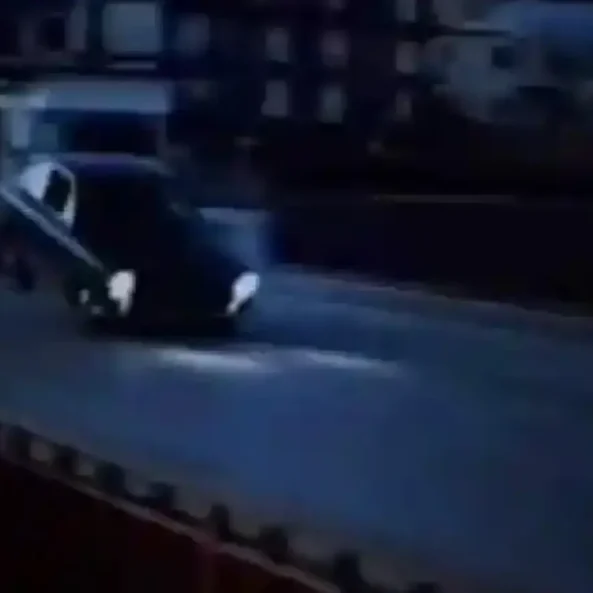 Αυτοκίνητο φαίνεται να πετά πάνω από την παλιά γέφυρα της Χαλκίδας σε σκηνή από την ταινία Death On the Run (1967)