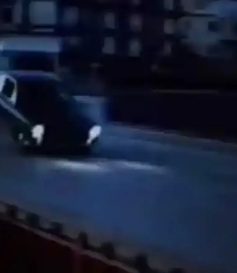 Αυτοκίνητο φαίνεται να πετά πάνω από την παλιά γέφυρα της Χαλκίδας σε σκηνή από την ταινία Death On the Run (1967)