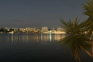 Νυχτερινή θέα της παραλίας της Χαλκίδας με φωτισμένα νερά και ήρεμο τοπίο