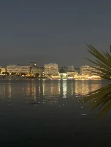 Νυχτερινή θέα της παραλίας της Χαλκίδας με φωτισμένα νερά και ήρεμο τοπίο