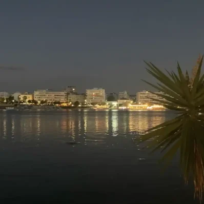 Νυχτερινή θέα της παραλίας της Χαλκίδας με φωτισμένα νερά και ήρεμο τοπίο