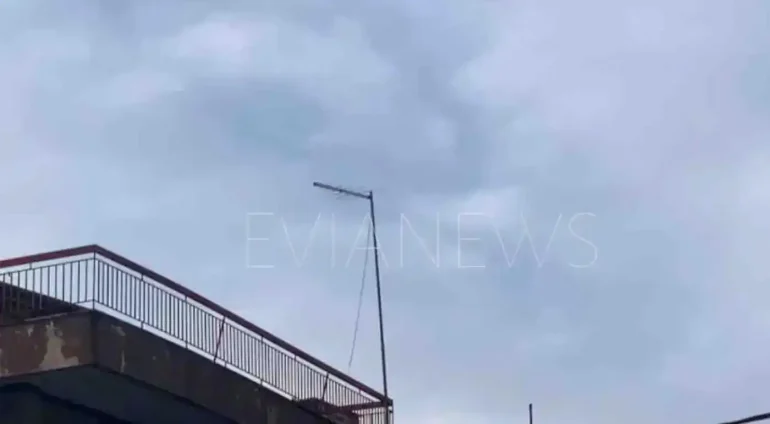 Άφωνοι έμειναν οι κάτοικοι παραθαλάσσιας περιοχής στην Εύβοια την ώρα που ο ουρανός άλλαξε ξαφνικά.