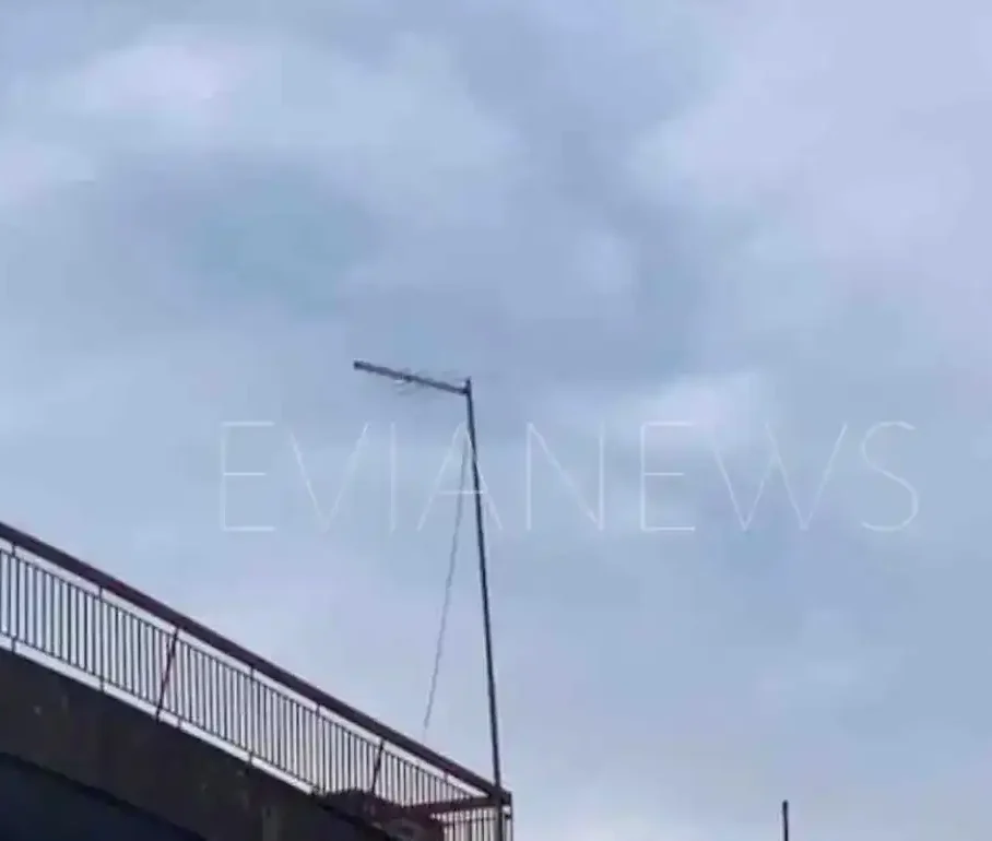 Άφωνοι έμειναν οι κάτοικοι παραθαλάσσιας περιοχής στην Εύβοια την ώρα που ο ουρανός άλλαξε ξαφνικά.