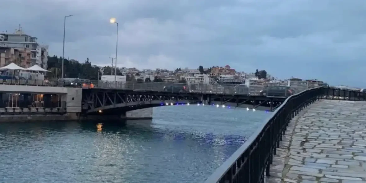 Η παλιά γέφυρα της Χαλκίδας στην παραλία