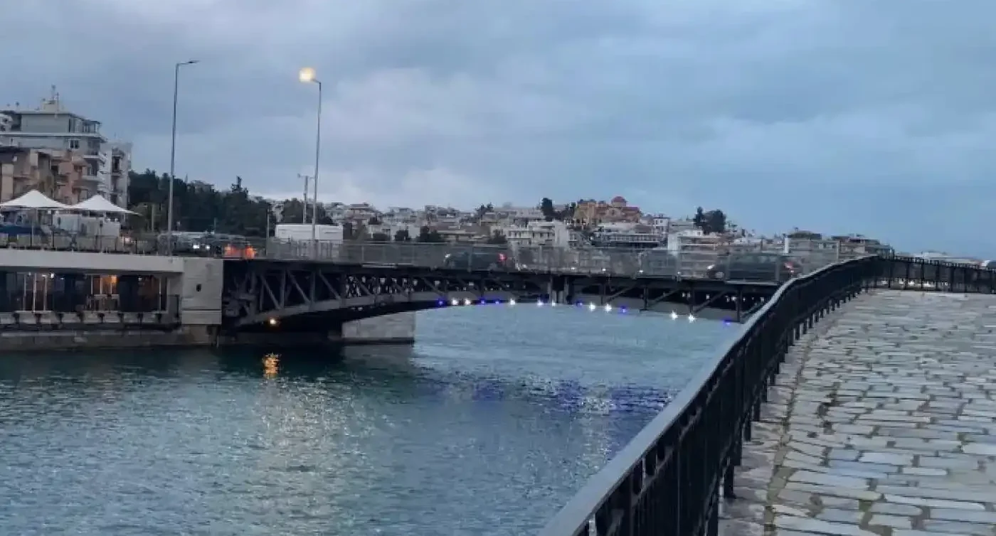 Η παλιά γέφυρα της Χαλκίδας στην παραλία