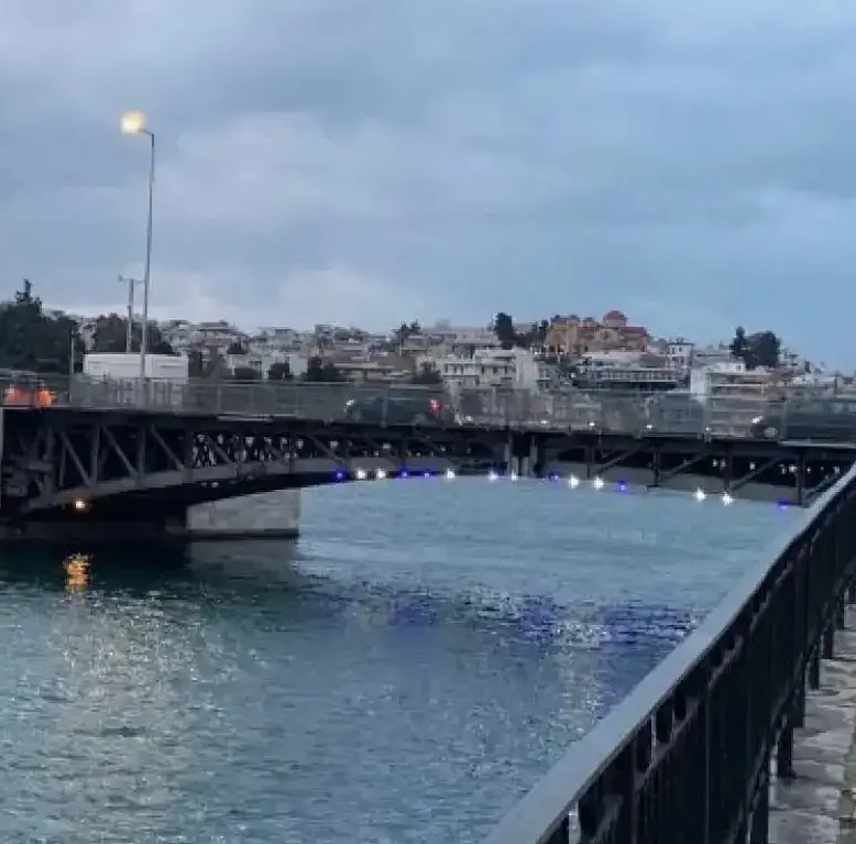 Η παλιά γέφυρα της Χαλκίδας στην παραλία