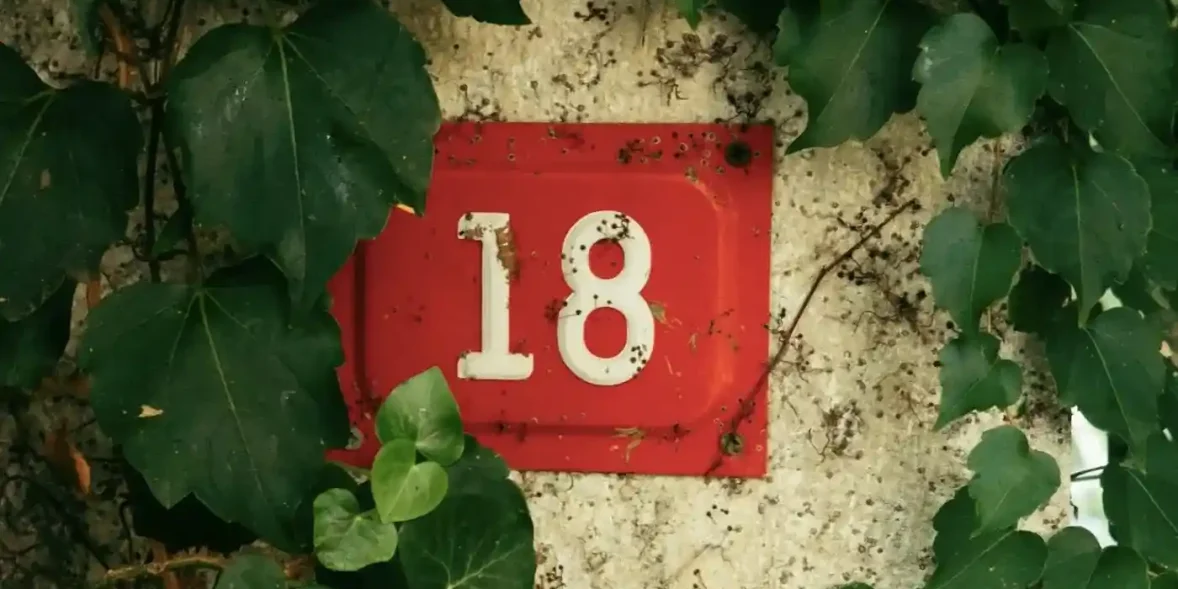 Πινακίδα που έχει το νούμερο 18