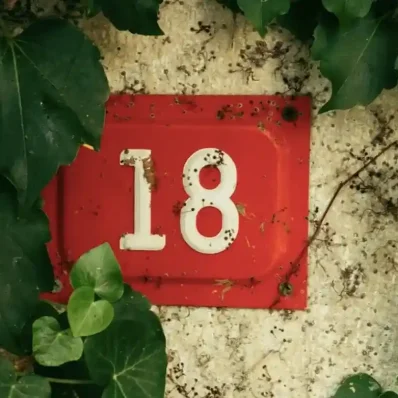 Πινακίδα που έχει το νούμερο 18