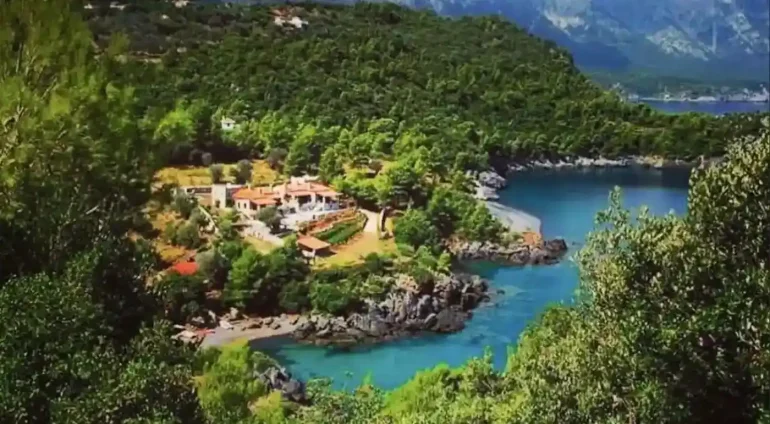 Η παραλία Σαρακήνικο στην Εύβοια