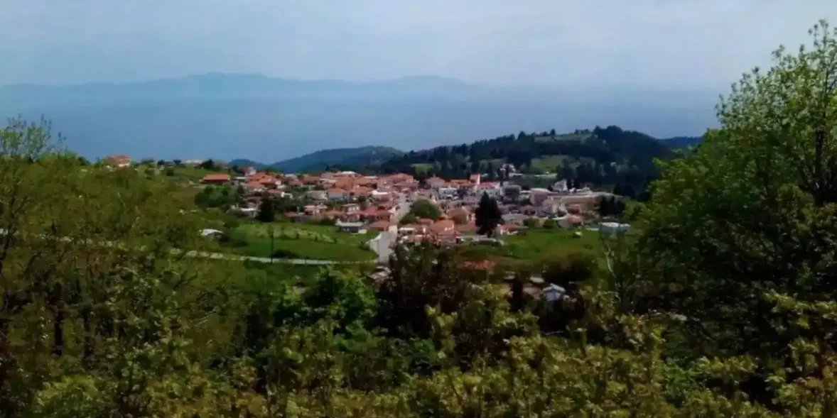 Είναι το ησυχαστήριο του καλοκαιριού ανάμεσα σε πεύκα και κύμα