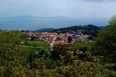 Είναι το ησυχαστήριο του καλοκαιριού ανάμεσα σε πεύκα και κύμα