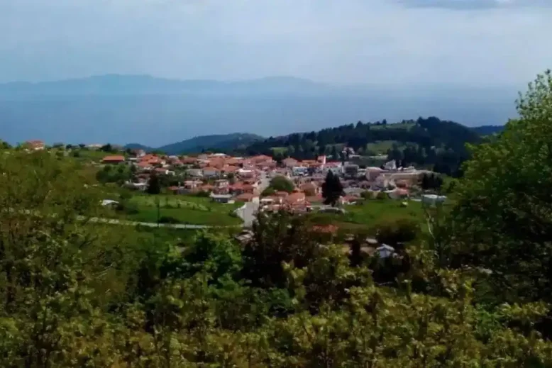 Είναι το ησυχαστήριο του καλοκαιριού ανάμεσα σε πεύκα και κύμα