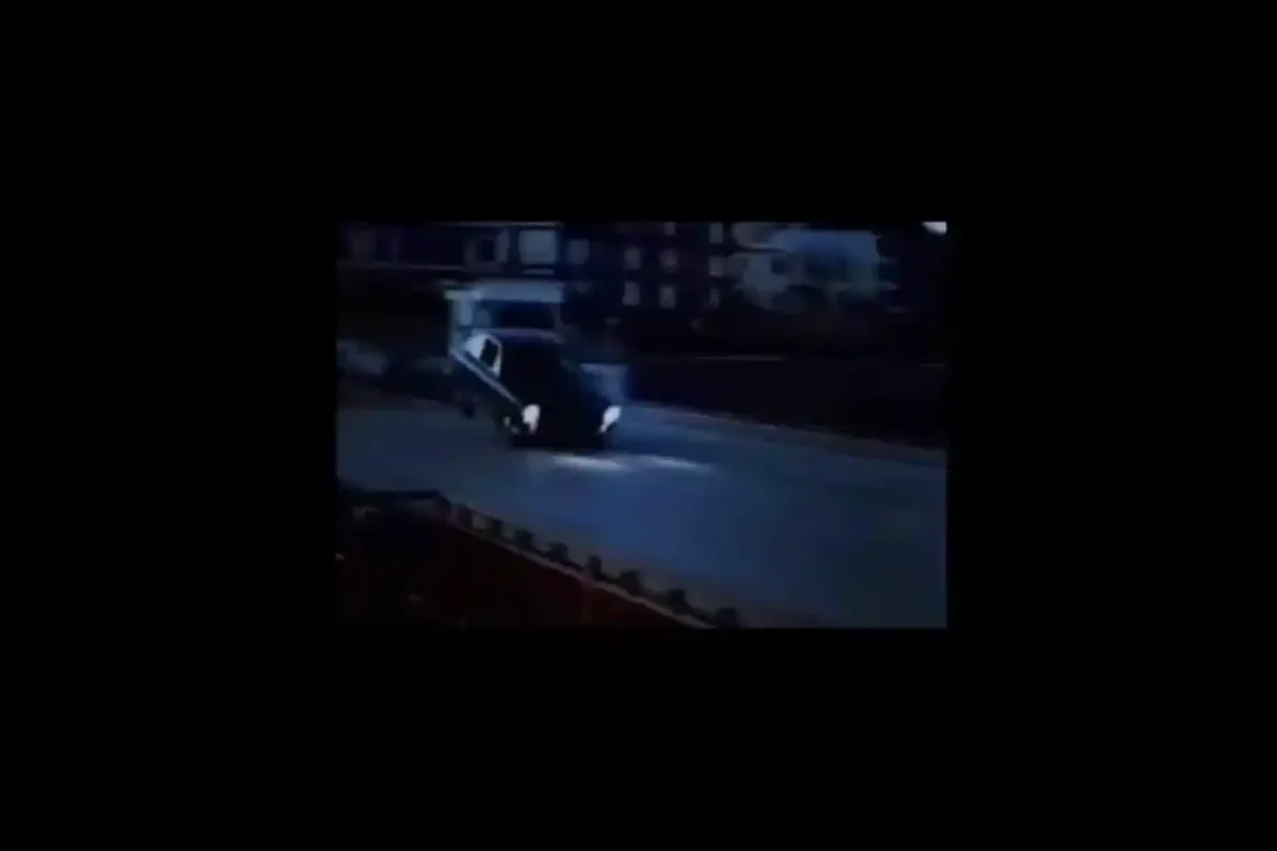 Ένα αυτοκίνητο πετά στην παλιά γέφυρα της Χαλκίδας