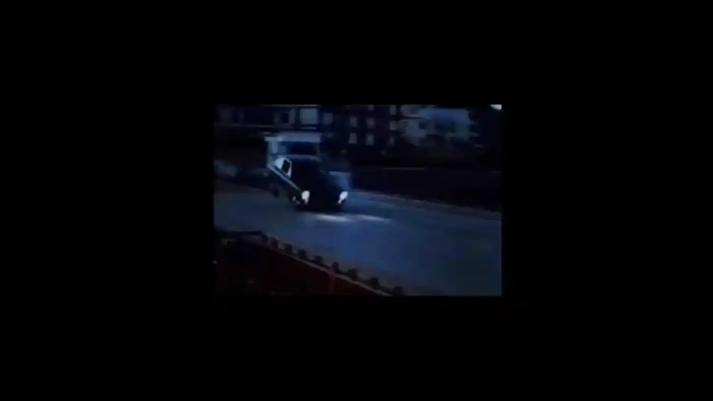 Ένα αυτοκίνητο πετά στην παλιά γέφυρα της Χαλκίδας