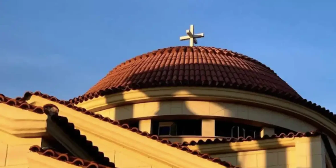 Άγιος Ιούδας Θαδδαίος – το πάνω μέρος ορθόδοξης εκκλησίας με σταυρό, σύμβολο πίστης και αφιέρωσης στον Απόστολο.