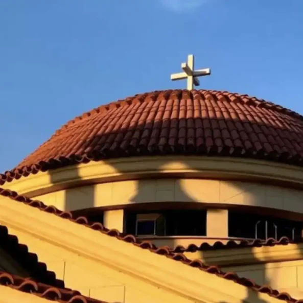 Άγιος Ιούδας Θαδδαίος – το πάνω μέρος ορθόδοξης εκκλησίας με σταυρό, σύμβολο πίστης και αφιέρωσης στον Απόστολο.