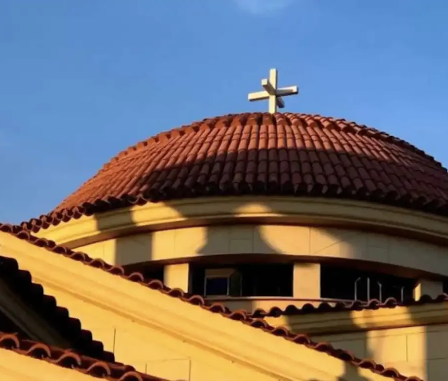 Άγιος Ιούδας Θαδδαίος – το πάνω μέρος ορθόδοξης εκκλησίας με σταυρό, σύμβολο πίστης και αφιέρωσης στον Απόστολο.