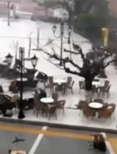 Ο καιρός στην Κύμη, σκοτείνιασε και ξαφνικά άρχισε να παίρνει τα τραπέζια και τις καρέκλες
