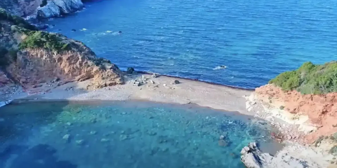 Η εξωτική παραλία που αποτελεί μια εμπειρία από μόνη της