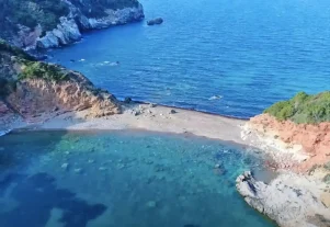 Η εξωτική παραλία που αποτελεί μια εμπειρία από μόνη της
