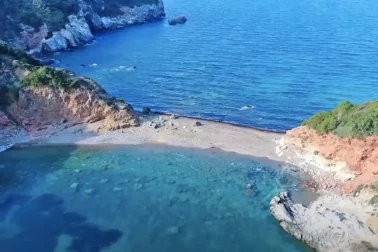Η εξωτική παραλία που αποτελεί μια εμπειρία από μόνη της