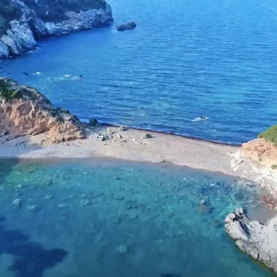 Η εξωτική παραλία που αποτελεί μια εμπειρία από μόνη της