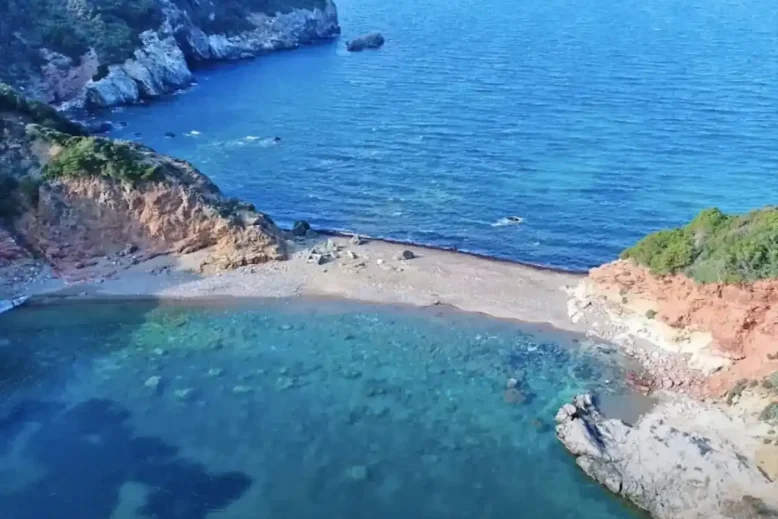 Η εξωτική παραλία που αποτελεί μια εμπειρία από μόνη της