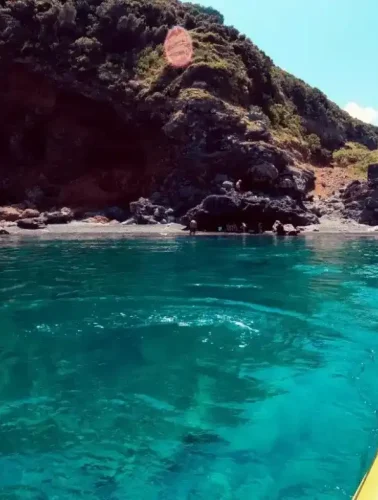 εξωτική κρυμμένη παραλία