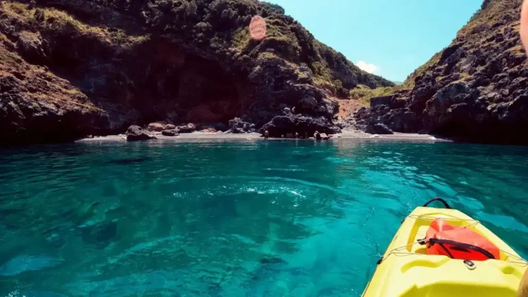 εξωτική κρυμμένη παραλία