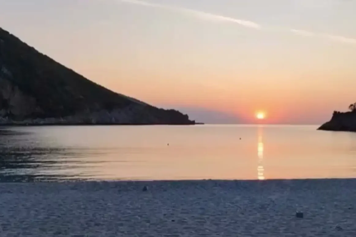 Μια εξωτική παραλία στην Εύβοια με ήρεμα νερά