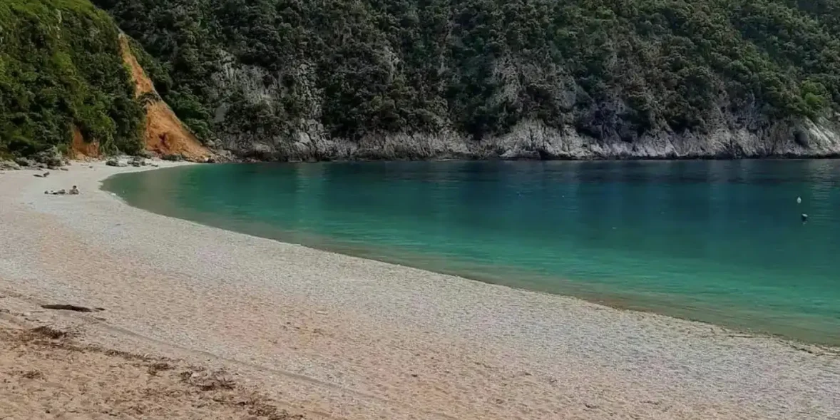 Τα νερά αυτά της παραλίας στην Εύβοια δεν τα έχεις ξαναδεί