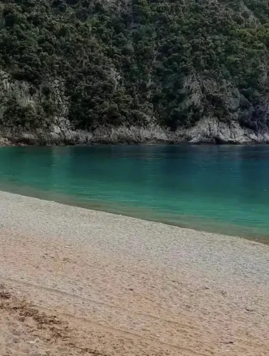 Τα νερά αυτά της παραλίας στην Εύβοια δεν τα έχεις ξαναδεί