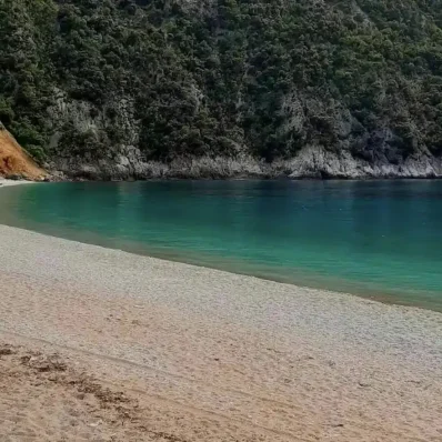 Τα νερά αυτά της παραλίας στην Εύβοια δεν τα έχεις ξαναδεί