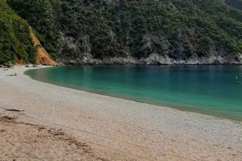 Τα νερά αυτά της παραλίας στην Εύβοια δεν τα έχεις ξαναδεί