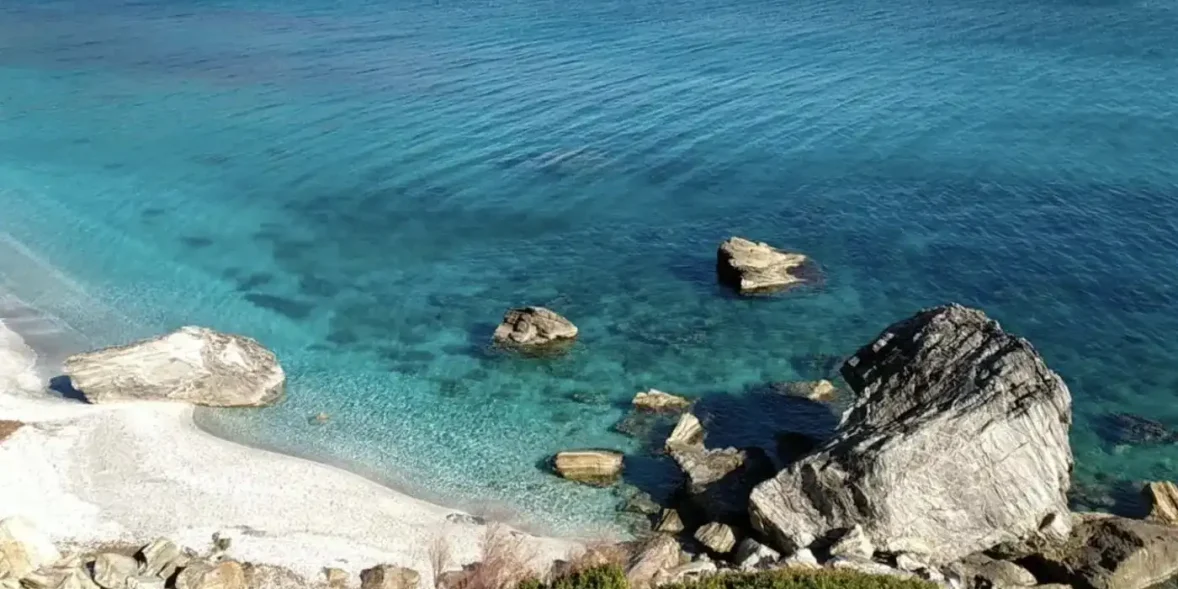 Παραλία κοντά στο Αλιβέρι